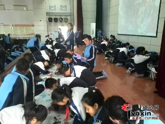 乌苏市第四中学邀市第三中学师生在学校多功能厅，开展民汉同学“手拉手、结对子，同绘一幅画”活动现场。