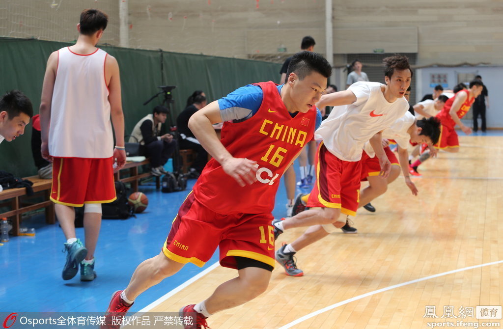 中国男篮昆明集训 高原折返跑提高体能