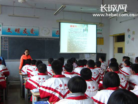 衡水市十三中举行了“缅怀先烈 感恩生活”主题班会。苏乐 摄