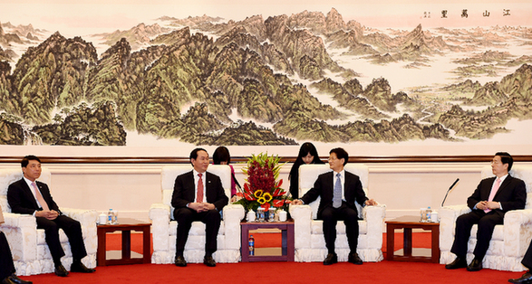 4月8日,中共中央政治局委员、中央政法委书记孟建柱在北京会见越共中央政治局委员、公安部部长陈大光。　　　　　　　郝帆　摄