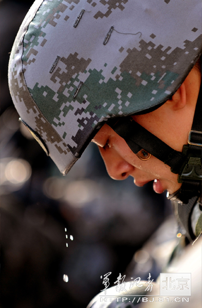 　　汗水里成长，拼杀中坚强。