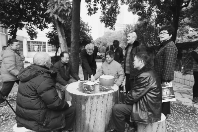 非遗学会三元分会会员们正在商榷《龙船歌》里的细节。