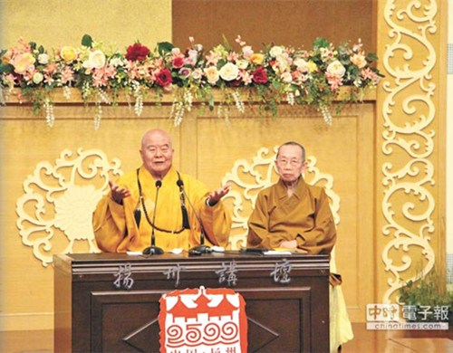 星云法师（左）10日回到老家扬州开讲。《旺报》