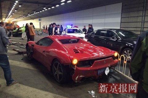 北京鸟巢附近的大屯路隧道,一辆兰博基尼与一辆法拉利发生事故,现场状况惨烈。新京报记者 浦峰 摄