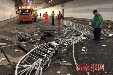 记者到现场时,车内无人,隧道护栏大片损毁,有工人正在清理现场。新京报记者 浦峰 摄