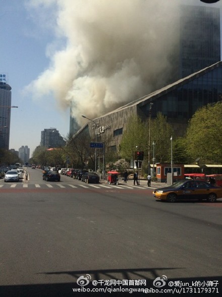 据千龙网官微消息,4月14日中午亮马桥地铁旁,燕莎桥都汇天地起火,现场浓烟滚滚。暂时没有人员伤亡消息。