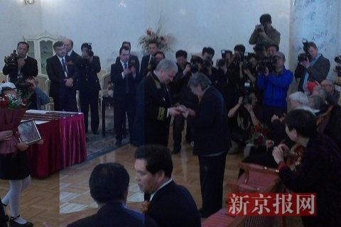 4月15日下午，俄罗斯驻华大使杰尼索夫向中国公民颁发苏联卫国战争胜利70周年纪念奖章。图为李敏(毛泽东女儿)接受奖章。新京报记者高美摄