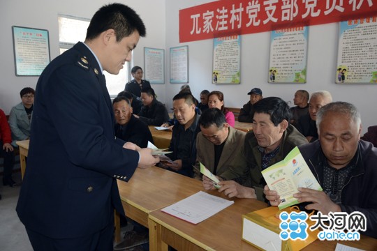 陕县国税局税法宣传进乡村 解答税收优惠政策
