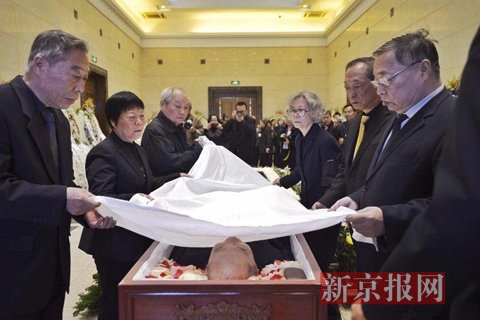 溥任亲人为溥任遗体盖上白布。新京报记者王嘉宁摄