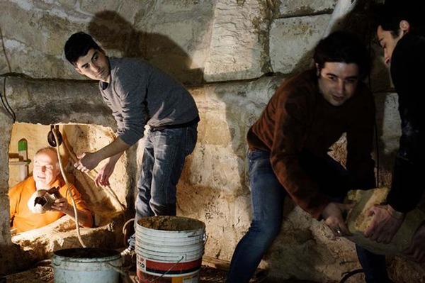 意大利男子修厕所挖出2500年前古墓。（网页截图）