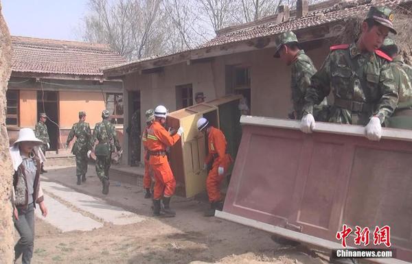 甘肃临洮地震救援队帮助灾民重建家园|灾民|帐