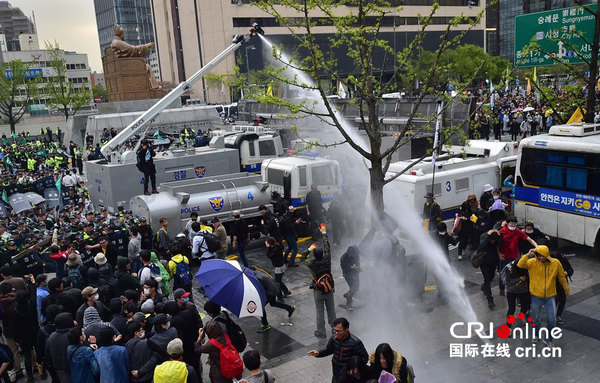 韩 世越号 遇难者家属游行被阻 与警方发生激烈