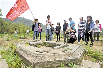 昨日，九龙坡区走马镇，市民参观慈云寺遗址。   重庆晨报记者 甘侠义 摄