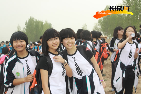 在衡水湖畔学生们忘记了疲惫记录下了美好瞬间。胡竞文 摄