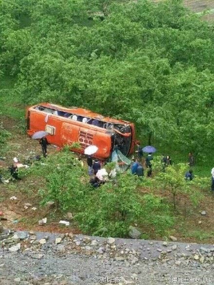 信阳一客车在湖北恩施翻下山崖 已致5人亡20人