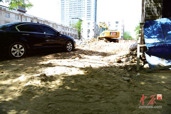 政六街30号院南边工地门口有黄土