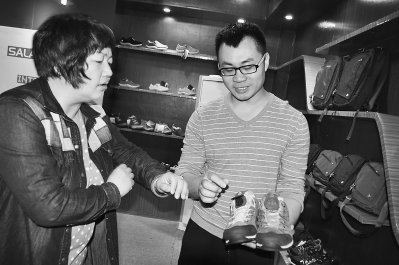 首席设计师祖峰在和经销商交流新款智能鞋的设计理念。