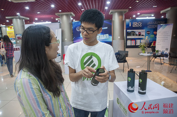 作为团队带头人，王焱良和伙伴经常展开讨论。沈宇波 摄