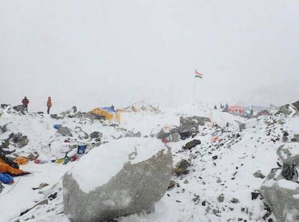 4名新疆登山者珠峰上遇雪崩 1人重伤