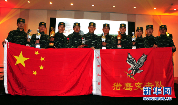23日中国猎鹰突击队在领奖台上。新华网记者程春香摄