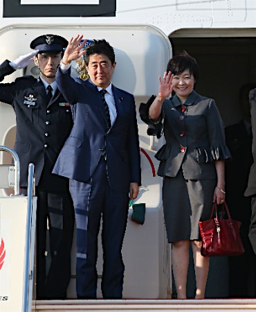 日本首相安倍晋三携夫人于4月26日出发前往美国访问。