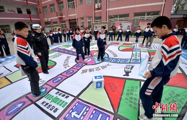 邯郸小学生玩巨型飞行棋