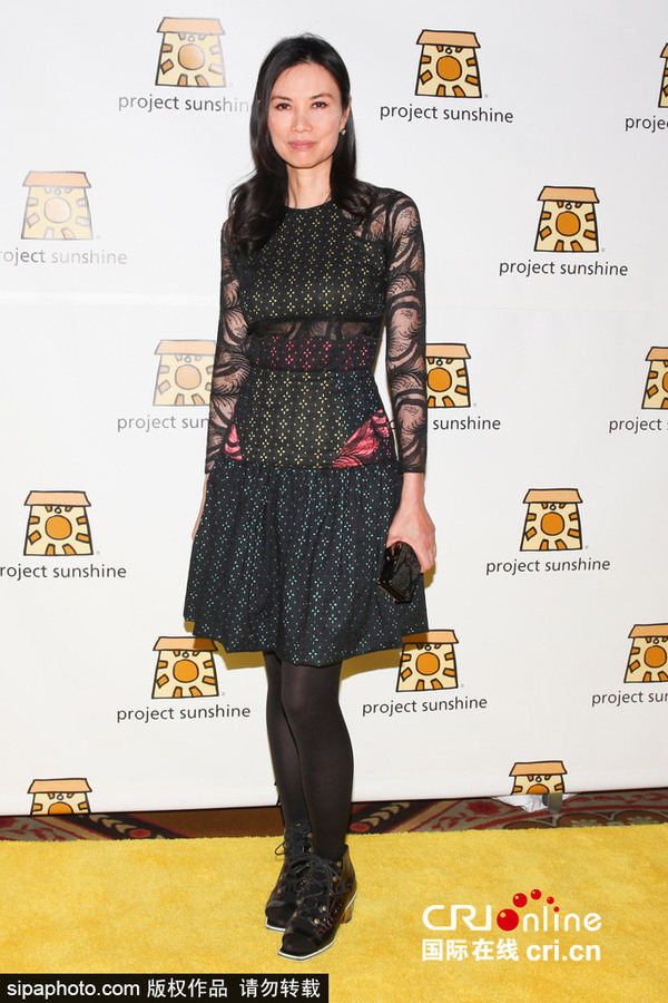 邓文迪着黑色镂空纱裙现身慈善活动