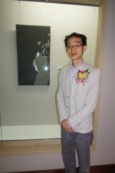 画家朱小坤与自己的画作。新华网记者彭茜摄