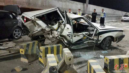 三厢警车被撞成一厢