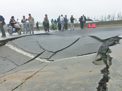 5月2日郑州公路被淋塌