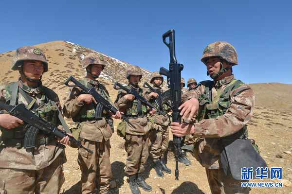 电台台长的王阳在巡逻场上也是一把好手。图为王阳为新兵示范教学。向文军 摄
