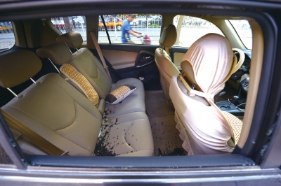 原标题:北京朝阳十多辆私家车停路边玻璃被砸