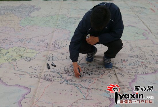 世界杯 中国球迷歌王黎世乌鲁木齐征集签名|