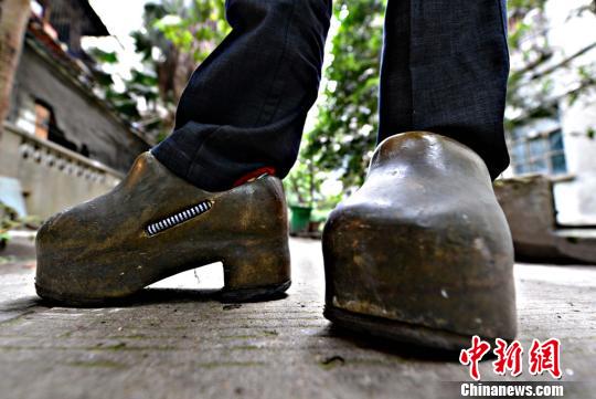 重达63斤的"健身铁鞋"现福州