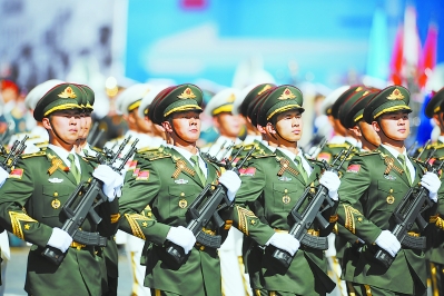 7日,在俄罗斯首都莫斯科,中国人民解放军三军仪仗队在彩排中列队行进。当日,俄罗斯在首都莫斯科的红场举行纪念卫国战争胜利70周年红场阅兵式总彩排。新华社