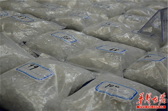两名马仔探路，大毒枭为逃追捕撞坏三辆车