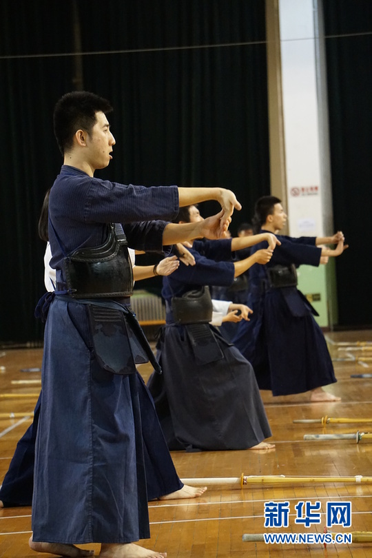 学员进行热身活动（新华网 李大超 摄）