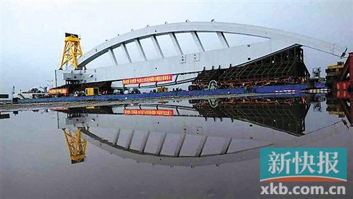 ■大型液压模块车将钢索塔缓慢移向驳船甲板。新快报记者 李红云/摄