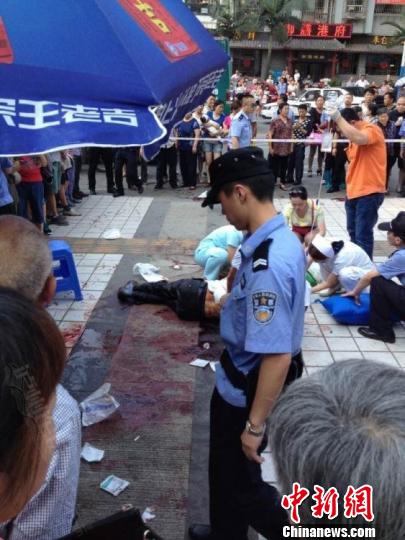警方在现场处理网友
