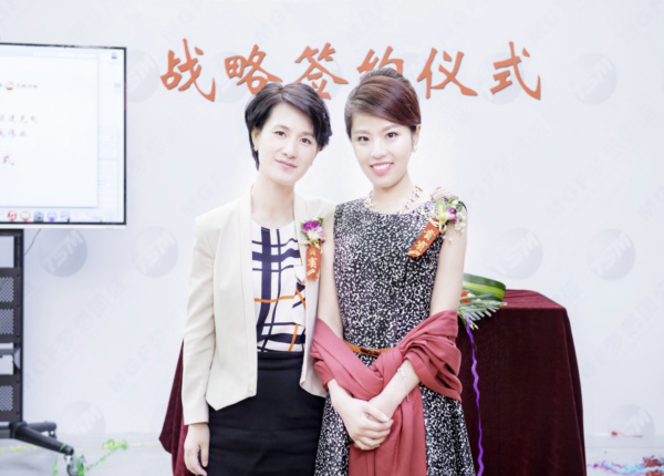 梦想国盛总裁仲芮萱女士（右）与上市集团联建光电旗下分时传媒·大禹伟业副总经理谭艺欧女士（左）