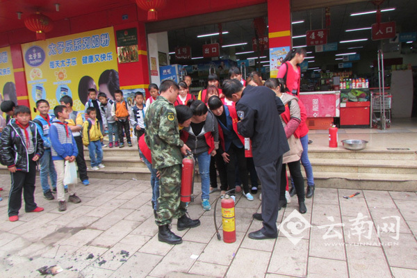 云南富源基层派出所组织超市员工开展消防培训