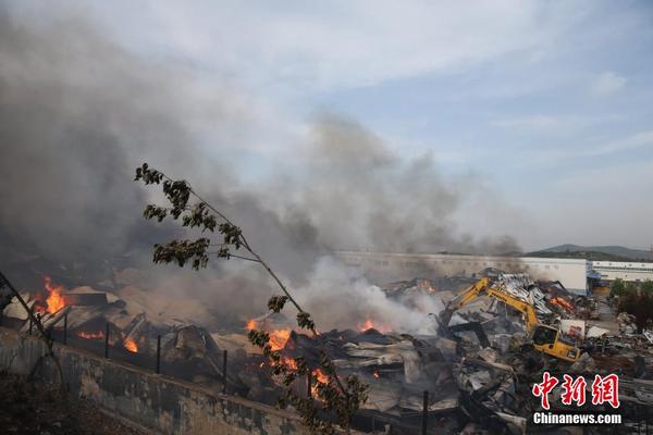 济南伊利乳业液奶仓库发生火灾 直升机参与灭