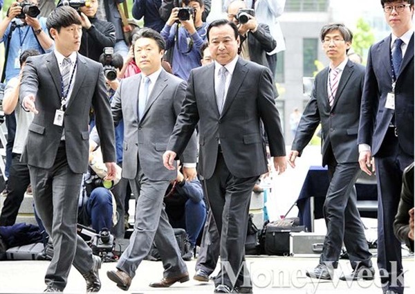 韩前总理李完九因非法收受献金接受高检调查(组图)韩国首尔_凤凰资讯