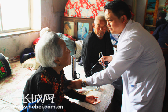<em>衡水市</em>五院开展百姓义诊活动 送健康下乡|erro