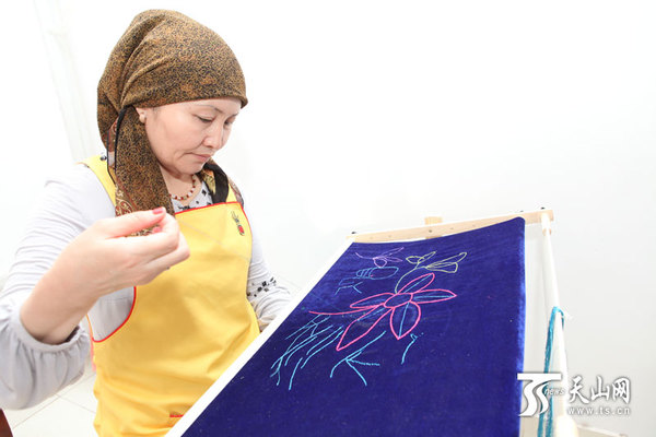 木孜阿买提: 油城巧姐 中的舞蹈队长|民族|刺绣