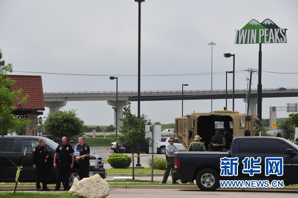警察在现场附近警戒。（记者张永兴　摄）