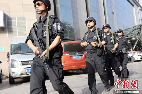 5月19日,郑州特警ptu巡逻队在街头武装巡逻.杨正华 摄