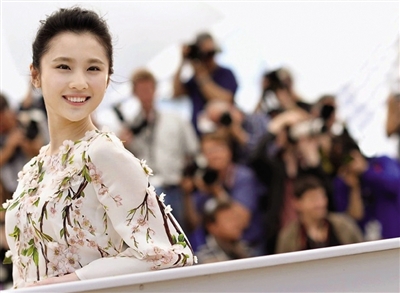 何炅辞职了干<em>什么</em>?导演<em>处女作</em>《栀子花开》调