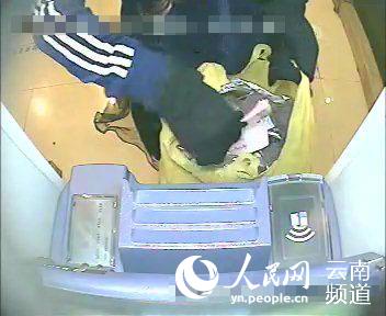 昆明男子盗<em>女友</em>银行卡 戴假发穿<em>丝袜</em>扮女性取