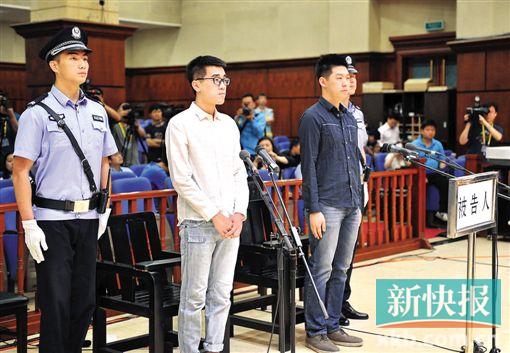 ■5月21日,被告人唐某、于某(左二)在法庭上。新华社发